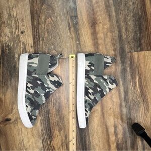 Steve Madden Women's CRUSHIN Camo Hidden Wedge High Top Sneakers size: 10